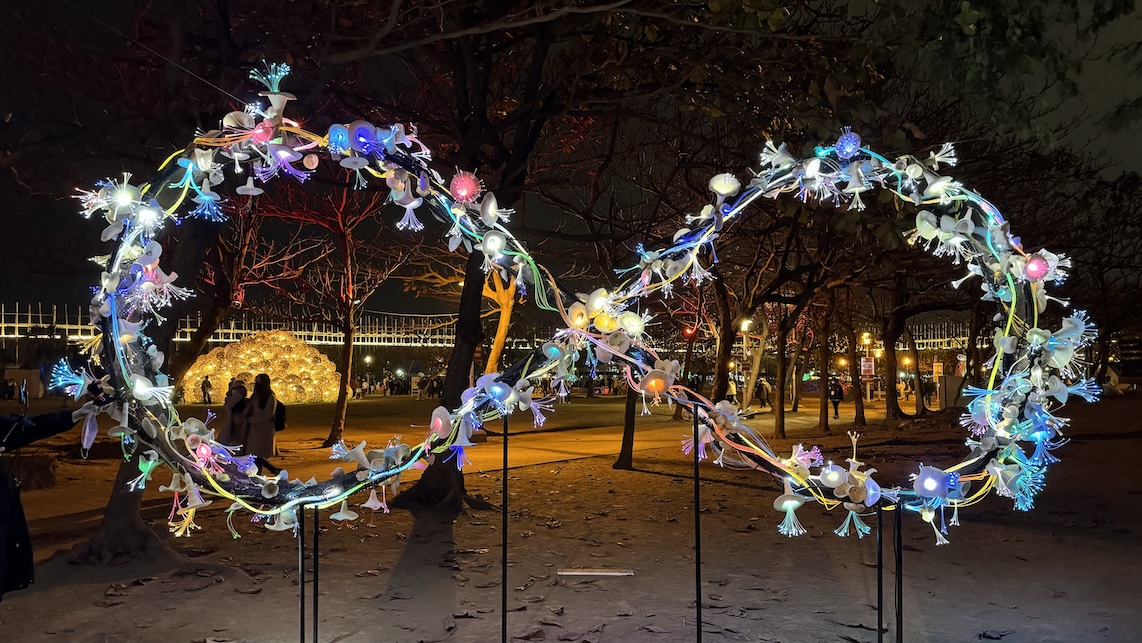 Infinity shaped light installation